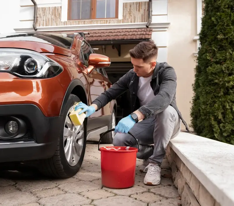 Lavage auto à domicile Soudaine-Lavinadière : professionnel intervenant sur un véhicule